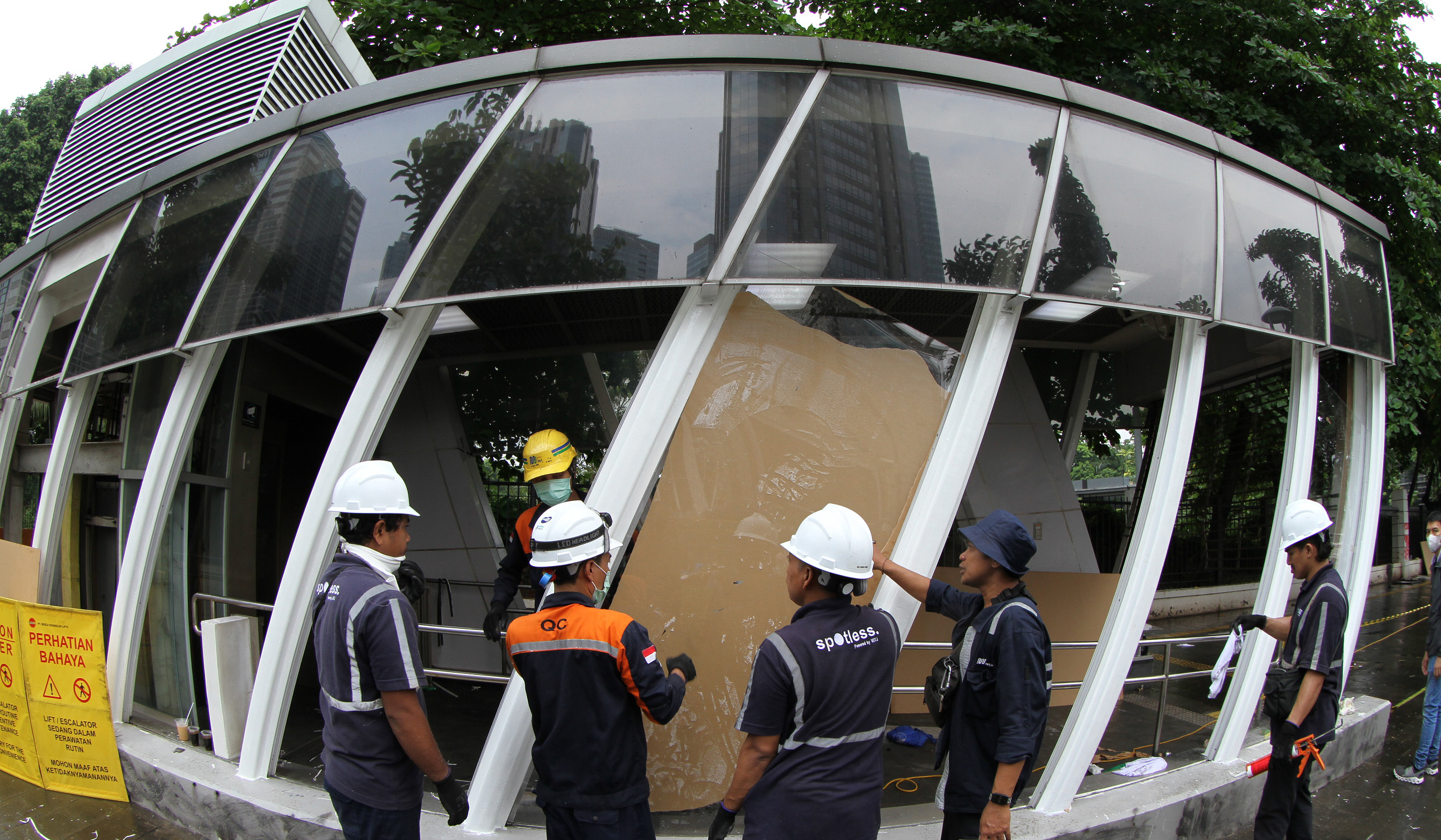 Pekerja melakukan perbaikan stasiun MRT Istora. (Agus Priatna/SinPo.id)