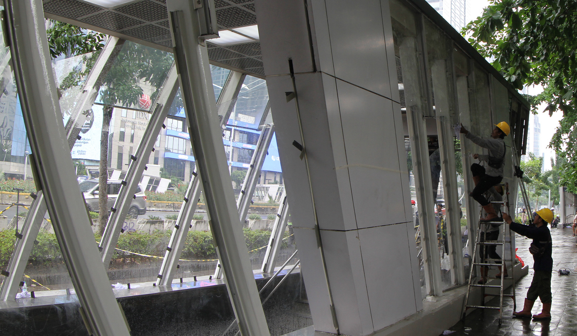 Pekerja melakukan perbaikan stasiun MRT Istora. (Agus Priatna/SinPo.id)