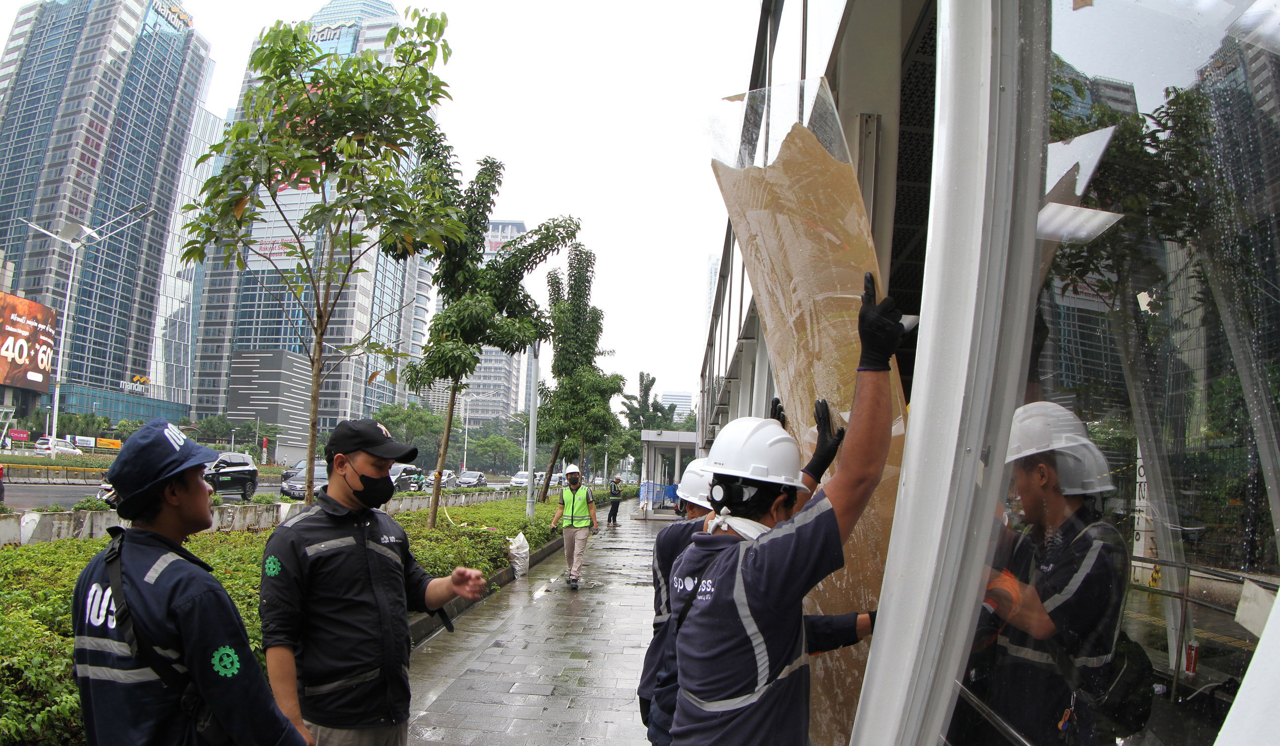 Pekerja melakukan perbaikan stasiun MRT Istora. (Agus Priatna/SinPo.id)