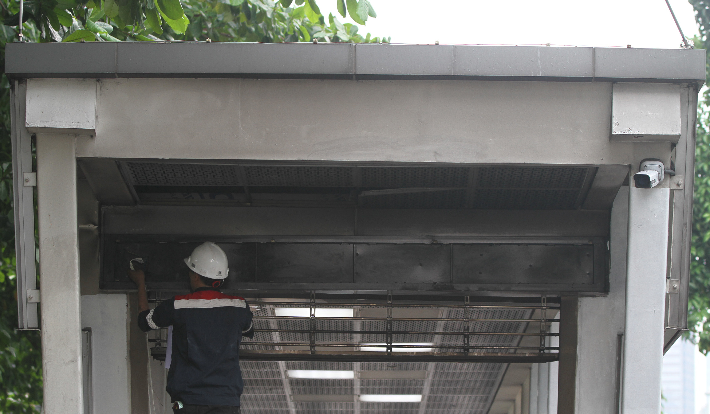 Pekerja melakukan perbaikan stasiun MRT Istora. (Agus Priatna/SinPo.id)