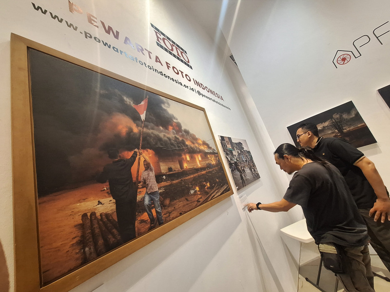 Pengunjung sedang melihat pameran foto Pewarta Foto Indonesia dalam peringati Hari Kebebasan Pers di TIM (Ashar/SinPo.id)