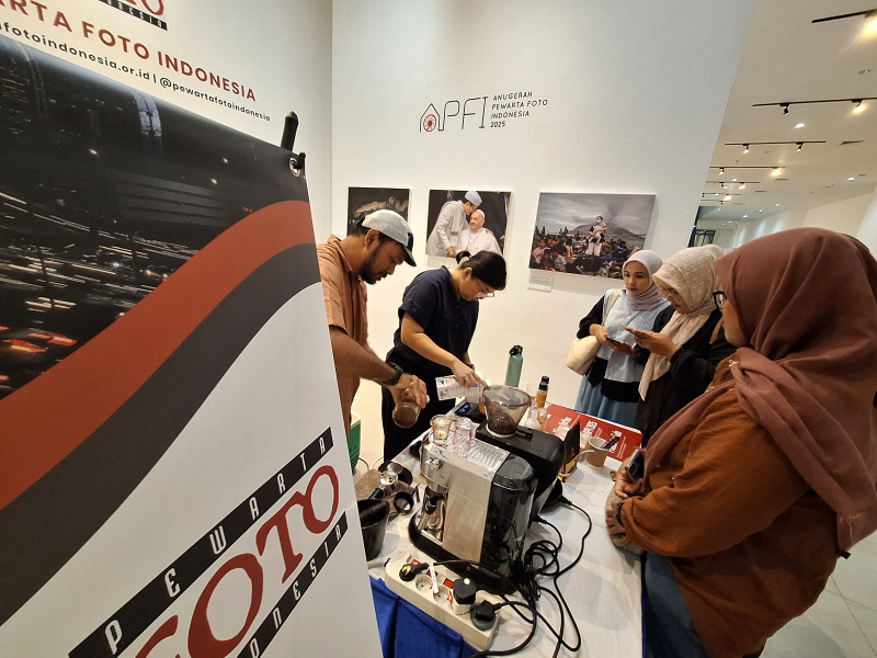 Pengunjung sedang melihat pameran foto Pewarta Foto Indonesia dalam peringati Hari Kebebasan Pers di TIM (Ashar/SinPo.id)