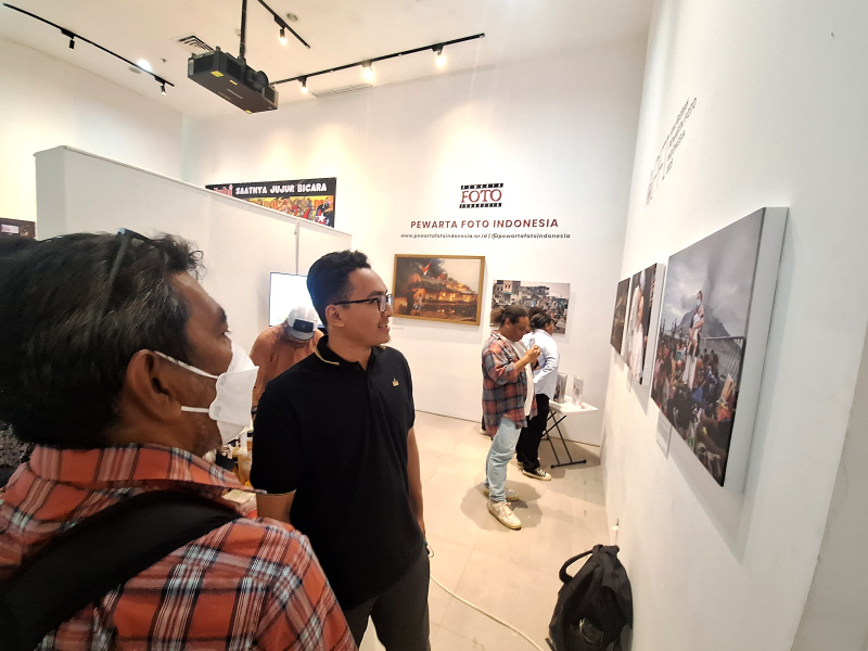 Pengunjung sedang melihat pameran foto Pewarta Foto Indonesia dalam peringati Hari Kebebasan Pers di TIM (Ashar/SinPo.id)