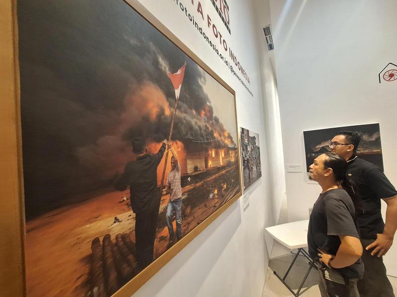 Pengunjung sedang melihat pameran foto Pewarta Foto Indonesia dalam peringati Hari Kebebasan Pers di TIM (Ashar/SinPo.id)
