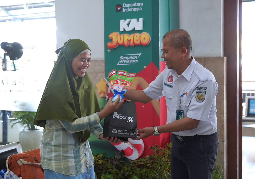 KAI Daop 7 Madiun dalam rangka memperingati Hari Ibu membagikan souvenir berupa aneka bumbu dapur dan godybag (Ashar/SinPo.id)