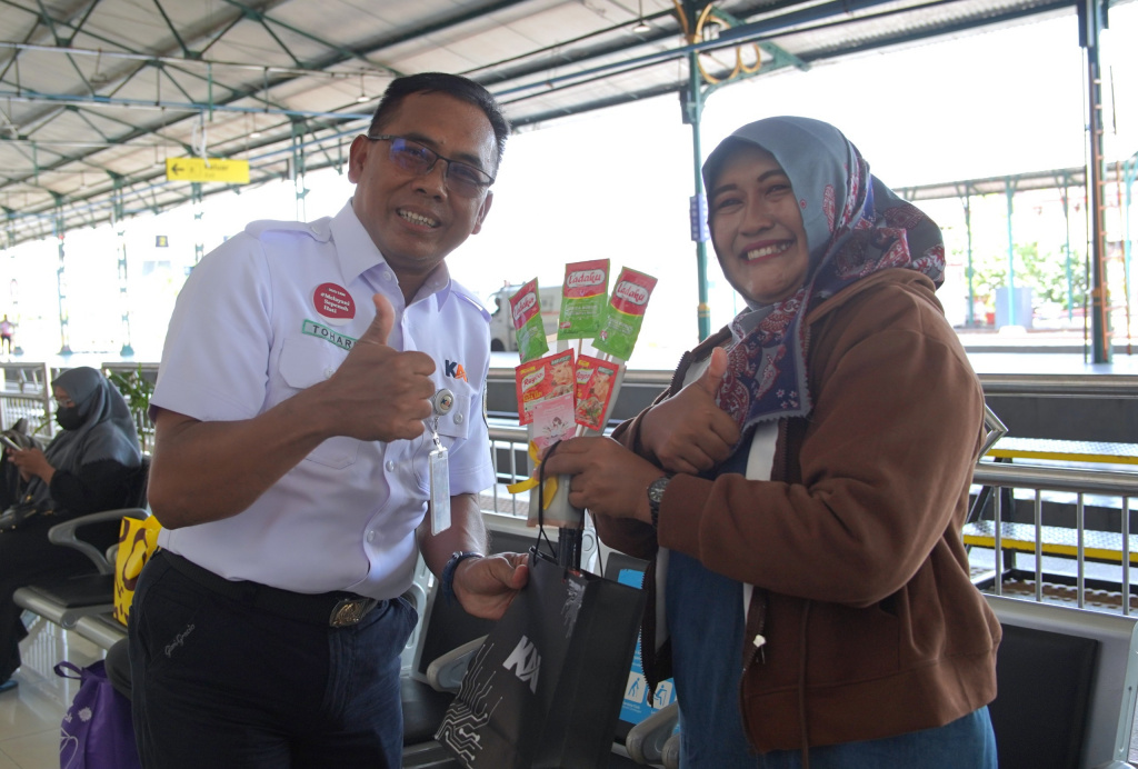 KAI Daop 7 Madiun dalam rangka memperingati Hari Ibu membagikan souvenir berupa aneka bumbu dapur dan godybag (Ashar/SinPo.id)