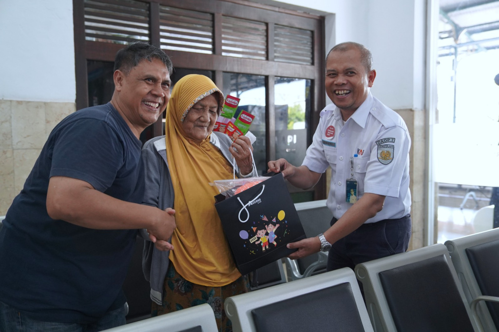 KAI Daop 7 Madiun dalam rangka memperingati Hari Ibu membagikan souvenir berupa aneka bumbu dapur dan godybag (Ashar/SinPo.id)