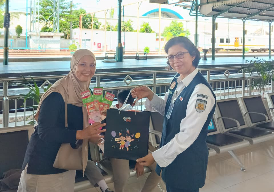 KAI Daop 7 Madiun dalam rangka memperingati Hari Ibu membagikan souvenir berupa aneka bumbu dapur dan godybag (Ashar/SinPo.id)