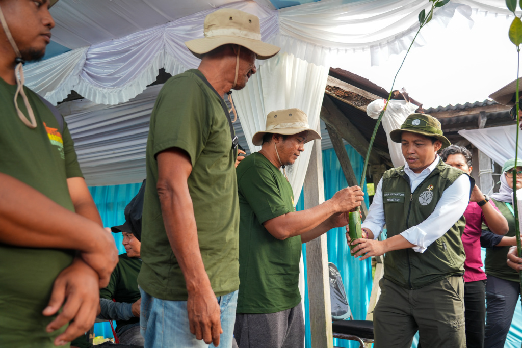 Menhut Raja Juli Antoni menghadiri Peringati Hari Lahan Basah Sedunia 2026 di Desai Lingau, Provinsi Kalimantan Utara (Ashar/SinPo.id)
