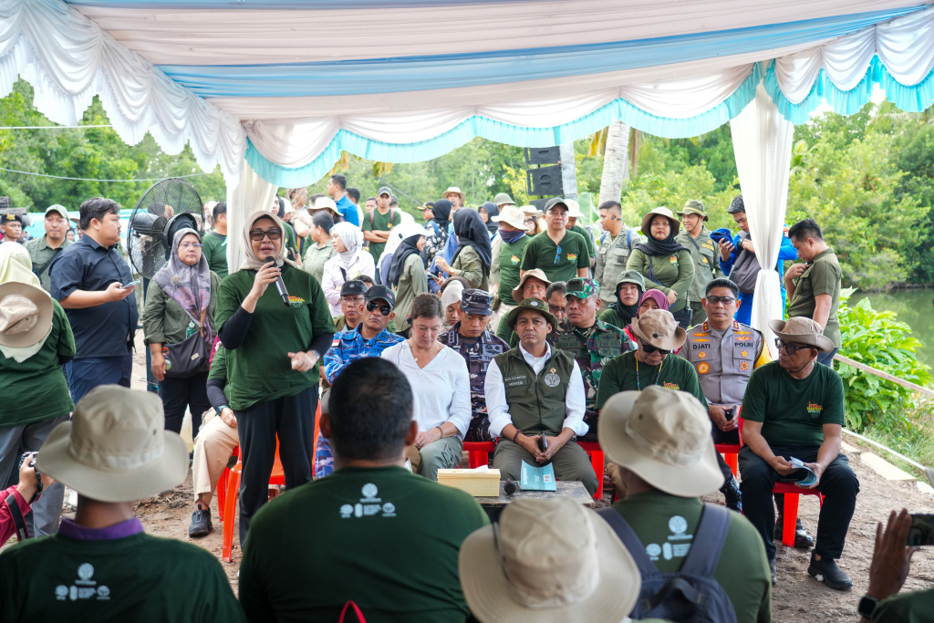 Menhut Raja Juli Antoni menghadiri Peringati Hari Lahan Basah Sedunia 2026 di Desai Lingau, Provinsi Kalimantan Utara (Ashar/SinPo.id)