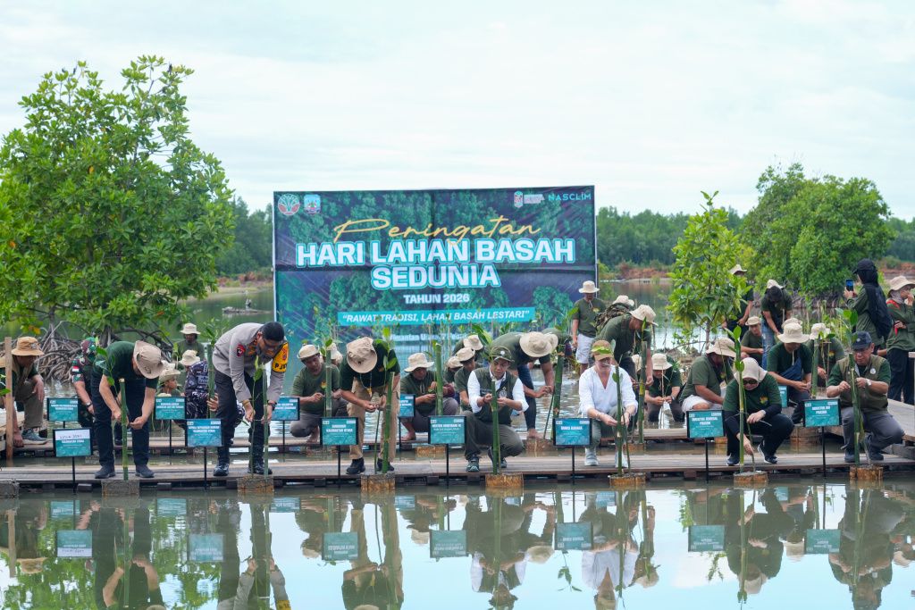 Menhut Raja Juli Antoni menghadiri Peringati Hari Lahan Basah Sedunia 2026 di Desai Lingau, Provinsi Kalimantan Utara (Ashar/SinPo.id)