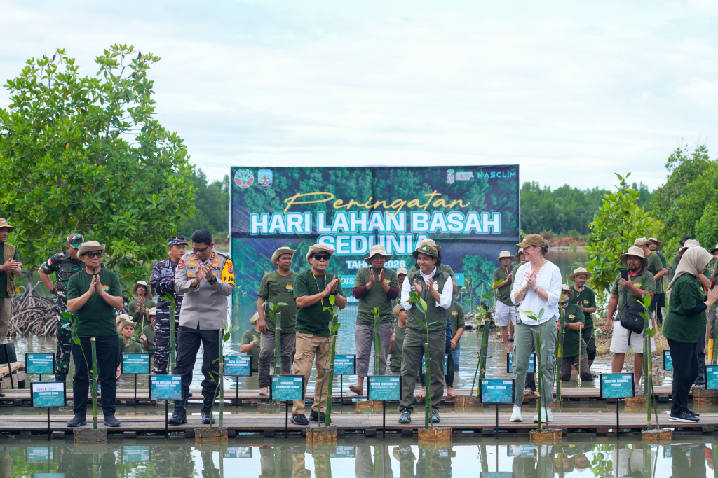 Menhut Raja Juli Antoni menghadiri Peringati Hari Lahan Basah Sedunia 2026 di Desai Lingau, Provinsi Kalimantan Utara (Ashar/SinPo.id)