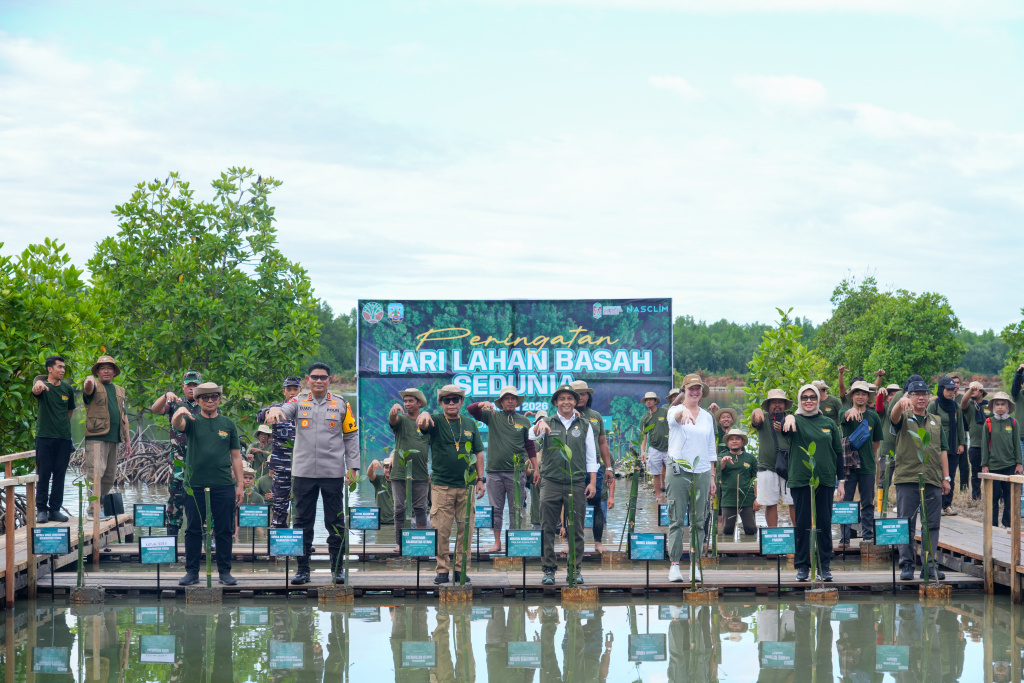 Menhut Raja Juli Antoni menghadiri Peringati Hari Lahan Basah Sedunia 2026 di Desai Lingau, Provinsi Kalimantan Utara (Ashar/SinPo.id)