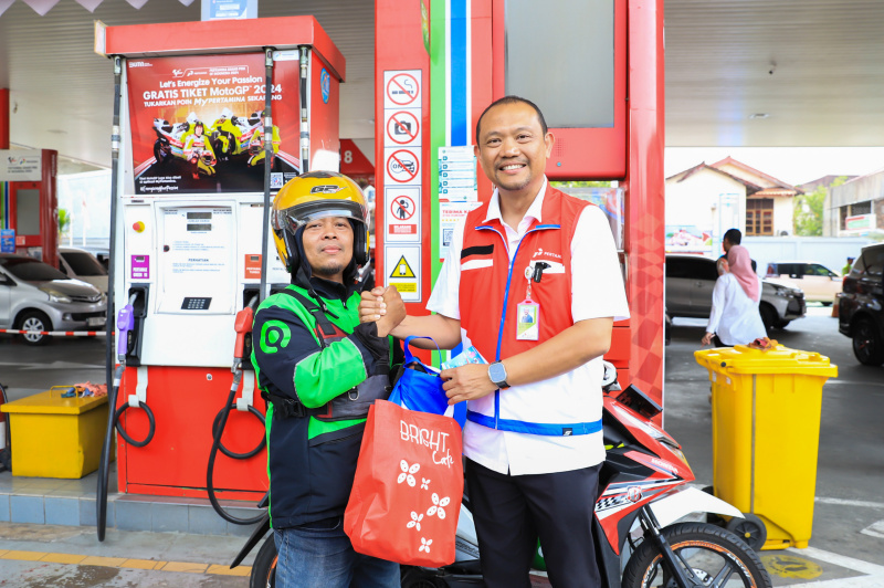 PTS. Direktur Utama PT Pertamina Retail, Mohammad Fitrawan Nur, membagikan hadiah untuk para pelanggan SPBU COCO Pertamina di hari pelanggan (Ashar/SinPo.id)