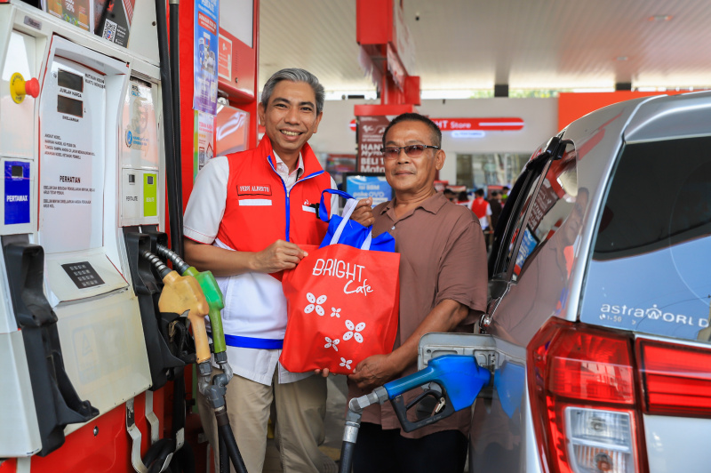 PTS. Direktur Utama PT Pertamina Retail, Mohammad Fitrawan Nur, membagikan hadiah untuk para pelanggan SPBU COCO Pertamina di hari pelanggan (Ashar/SinPo.id)