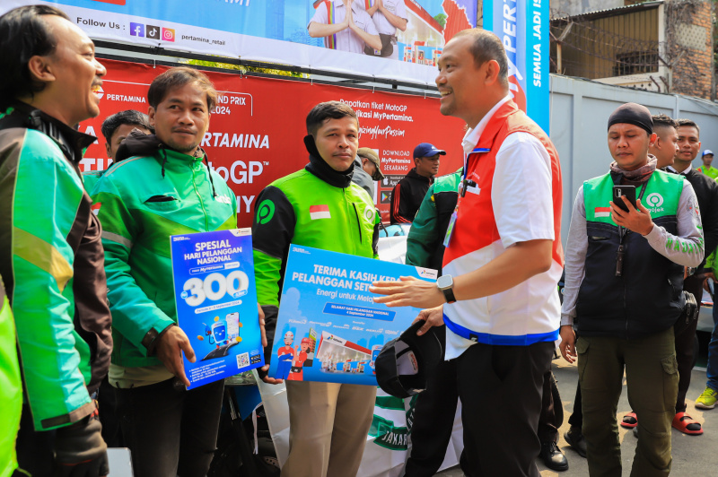 PTS. Direktur Utama PT Pertamina Retail, Mohammad Fitrawan Nur, membagikan hadiah untuk para pelanggan SPBU COCO Pertamina di hari pelanggan (Ashar/SinPo.id)