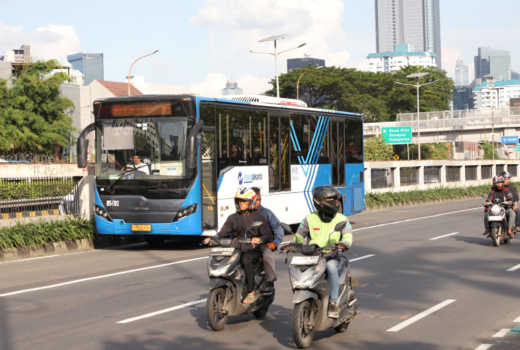 Pemprov DKI Jakarta memberlakukan tarif Rp.1 untuk seluruh transportasi publik dalam memperingati Hari Transportasi Nasional (Ashar/SinPo.id)