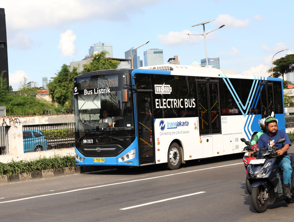 Pemprov DKI Jakarta memberlakukan tarif Rp.1 untuk seluruh transportasi publik dalam memperingati Hari Transportasi Nasional (Ashar/SinPo.id)