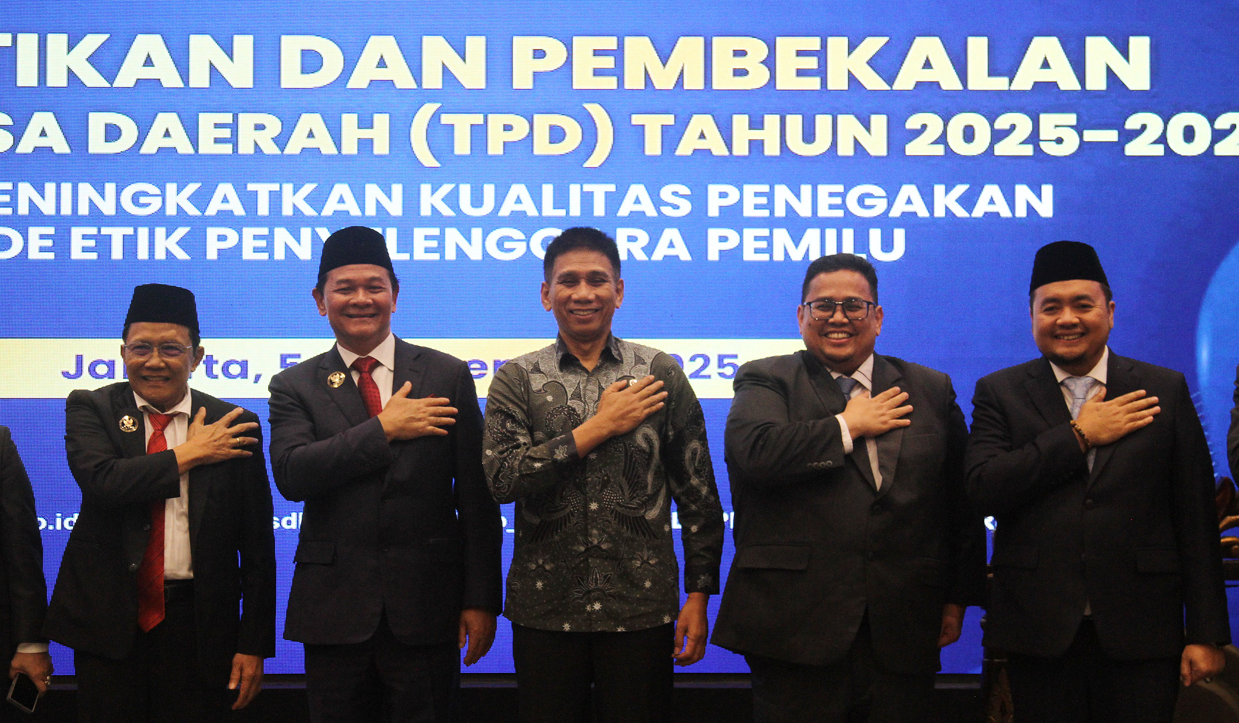 DKPP gelar pelantikan TPD. (Agus Priatna/SinPo.id)