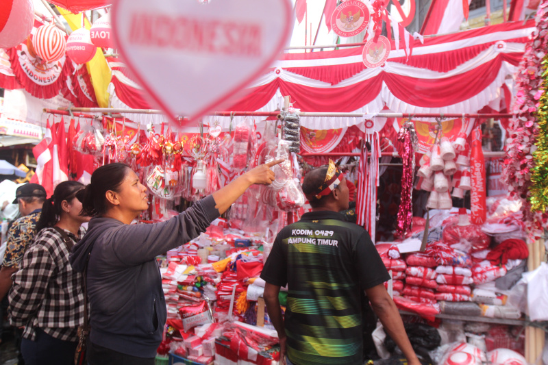 Melihat pernak-pernik 17 Agustus di Pasar Jatinegara (Ashar/SinPo.id)