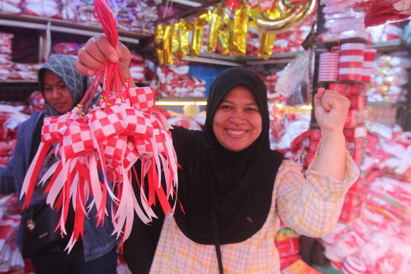 Melihat pernak-pernik 17 Agustus di Pasar Jatinegara (Ashar/SinPo.id)