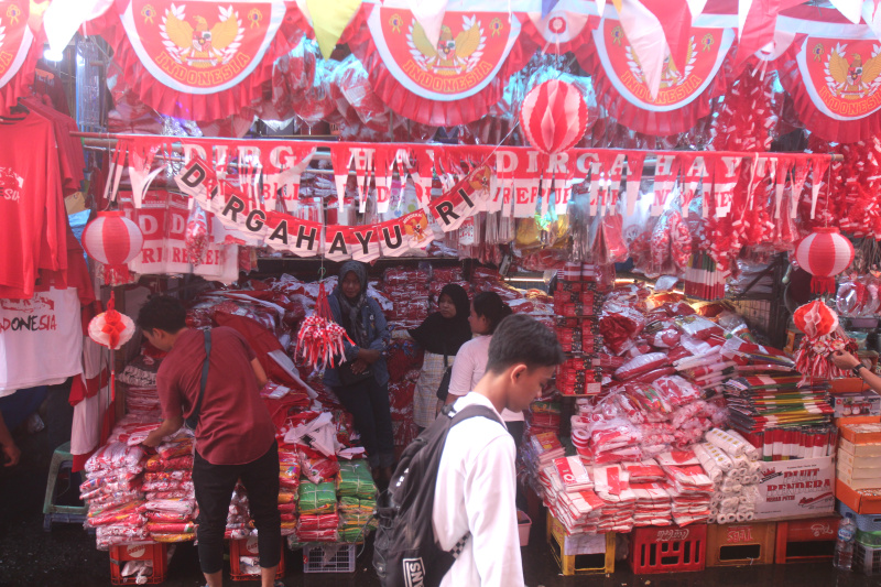 Melihat pernak-pernik 17 Agustus di Pasar Jatinegara (Ashar/SinPo.id)