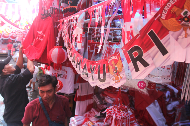 Melihat pernak-pernik 17 Agustus di Pasar Jatinegara (Ashar/SinPo.id)