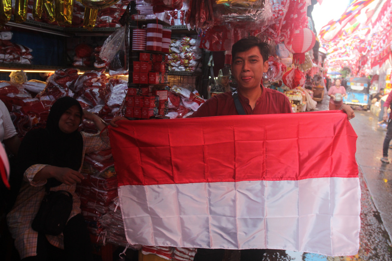 Melihat pernak-pernik 17 Agustus di Pasar Jatinegara (Ashar/SinPo.id)