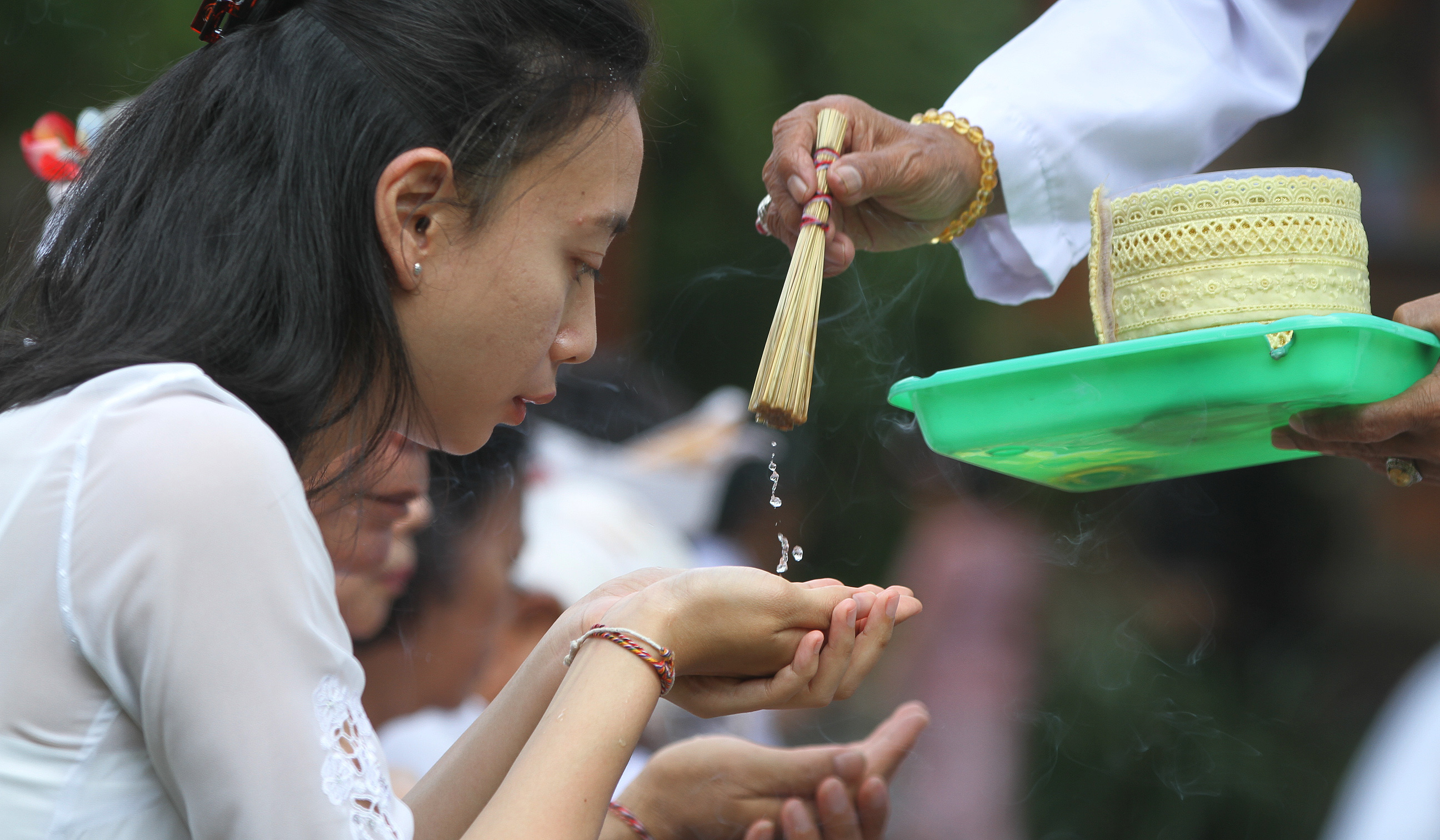 Hari raya Galungan di Pura Amerta Jati. (Agus Priatna/SinPo.id)
