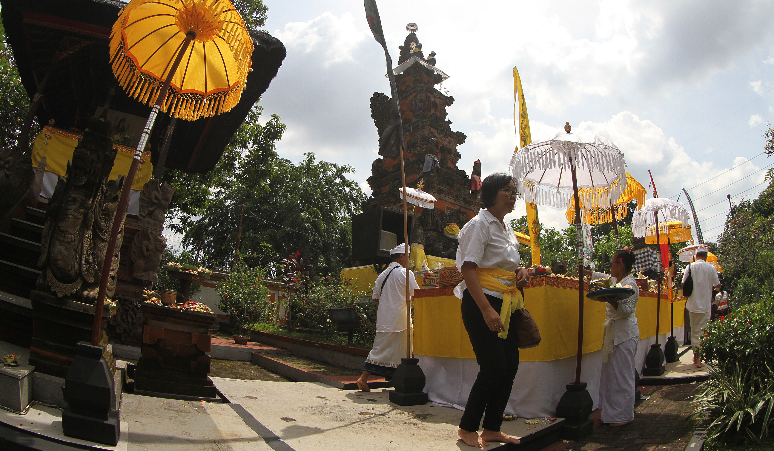 Hari raya Galungan di Pura Amerta Jati. (Agus Priatna/SinPo.id)