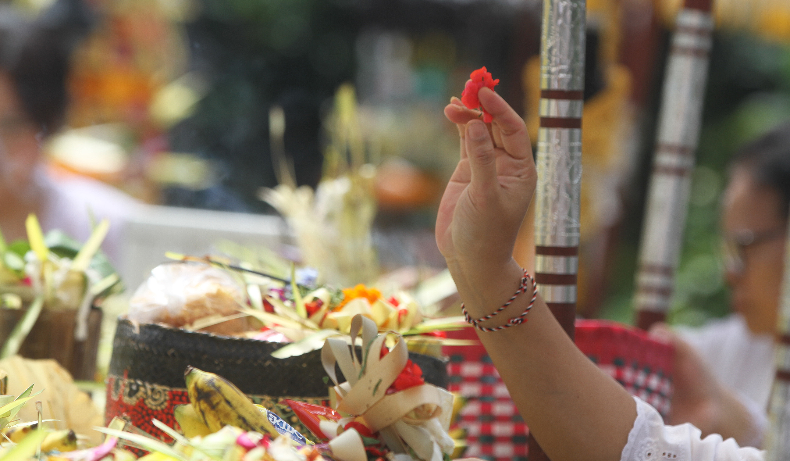 Hari raya Galungan di Pura Amerta Jati. (Agus Priatna/SinPo.id)