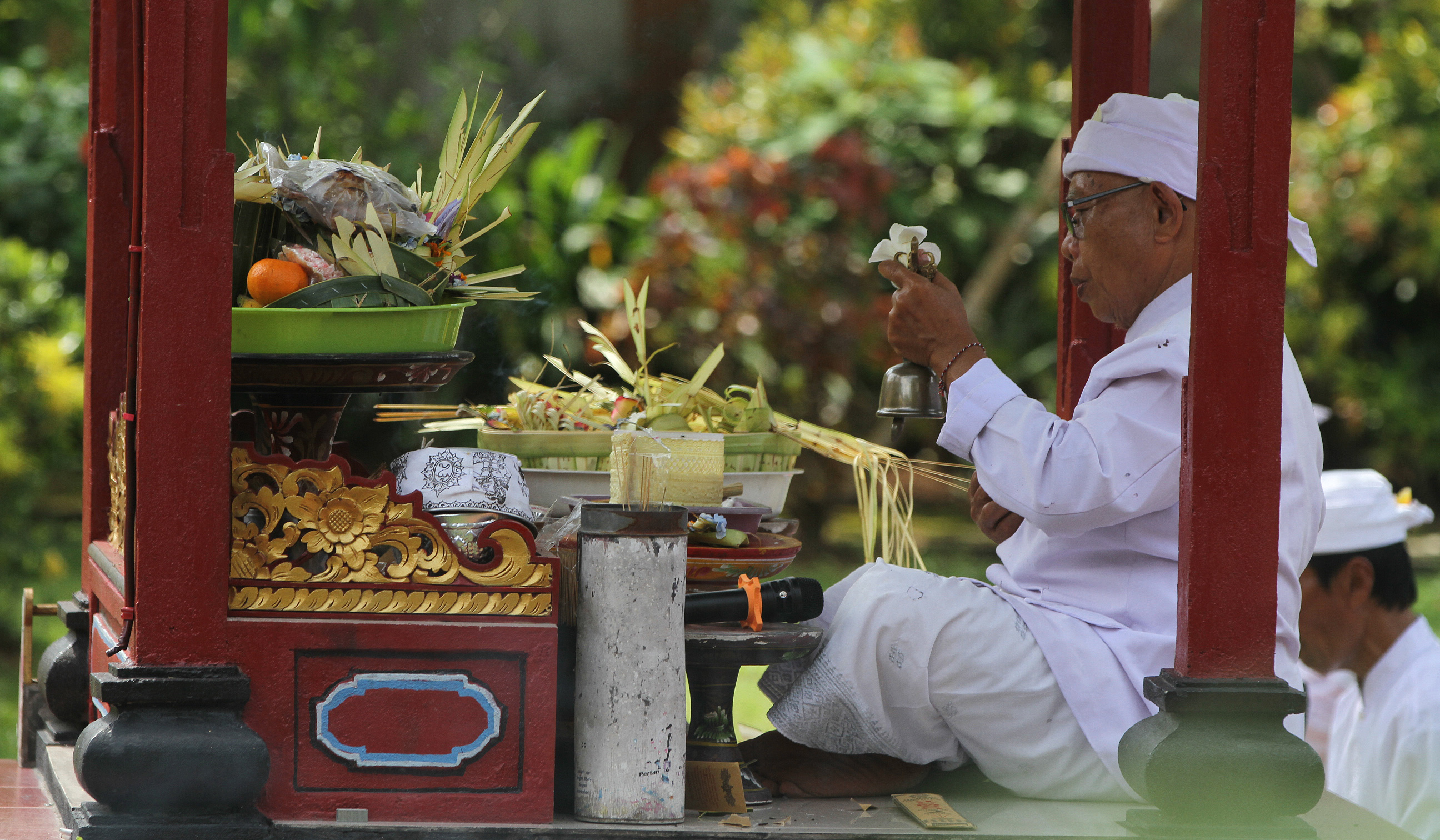 Hari raya Galungan di Pura Amerta Jati. (Agus Priatna/SinPo.id)