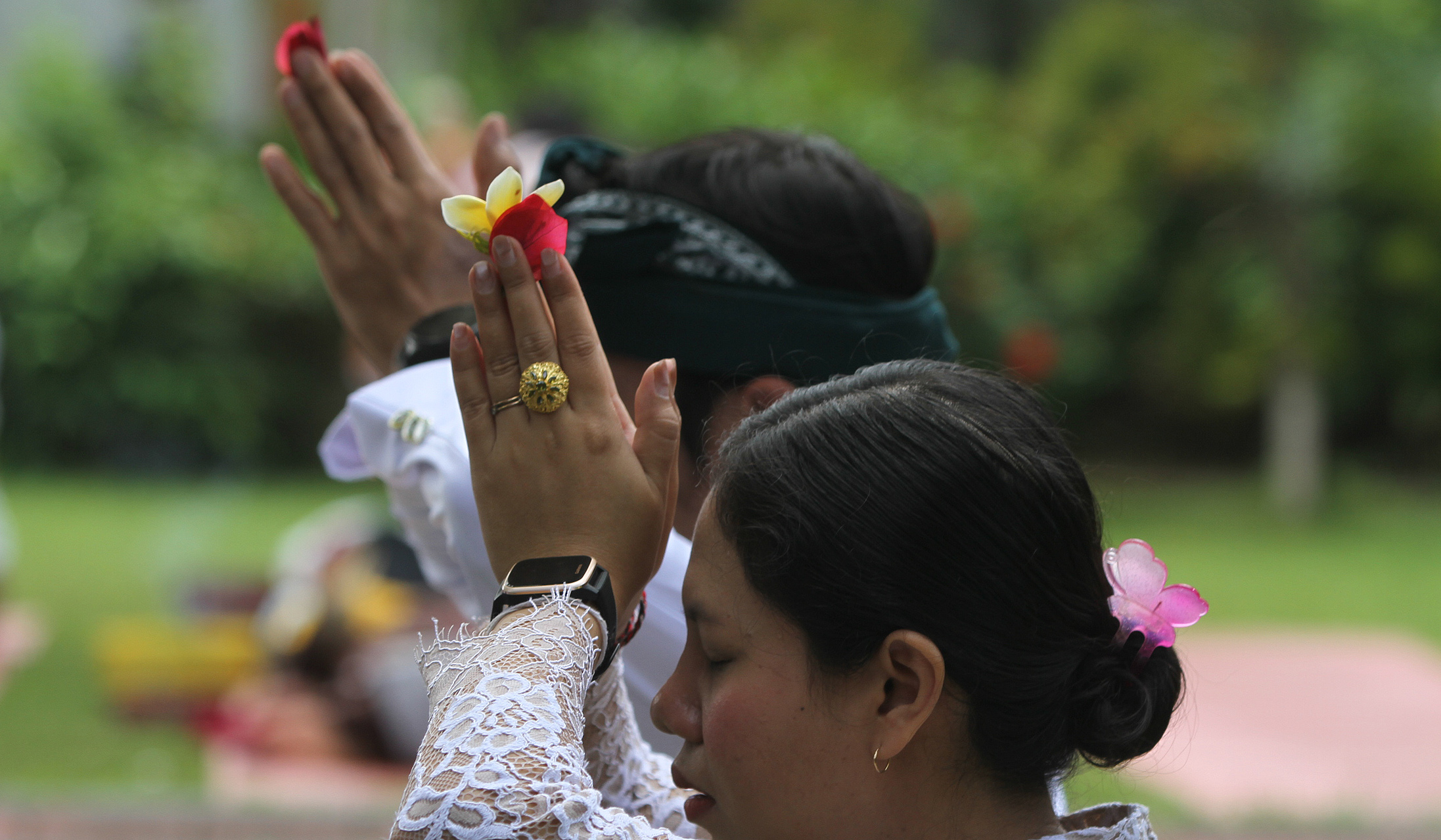 Hari raya Galungan di Pura Amerta Jati. (Agus Priatna/SinPo.id)