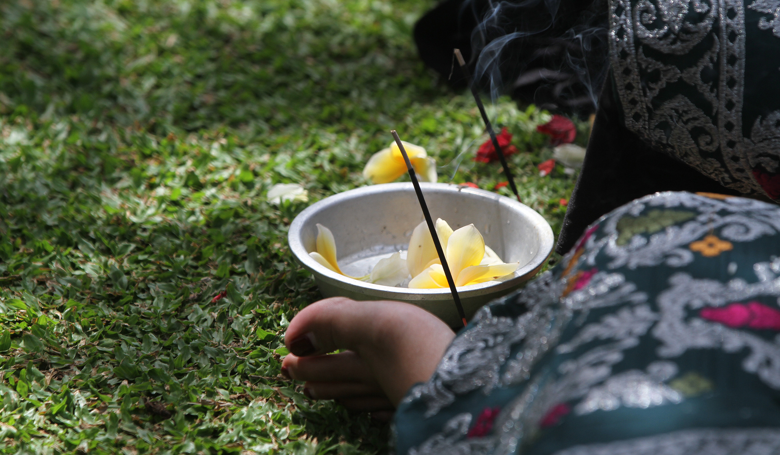Hari raya Galungan di Pura Amerta Jati. (Agus Priatna/SinPo.id)