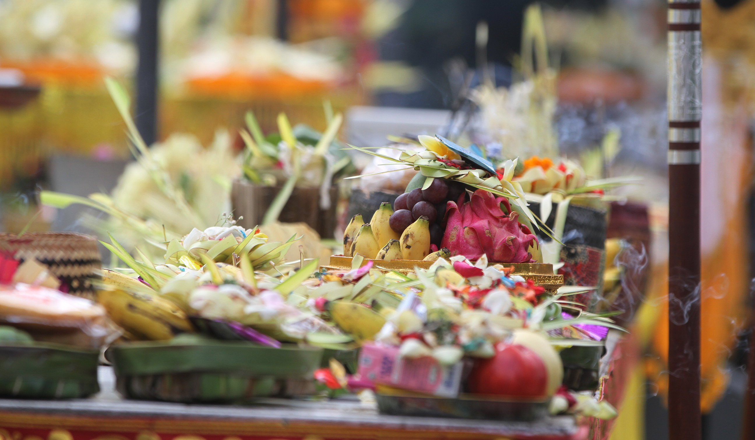 Hari raya Galungan di Pura Amerta Jati. (Agus Priatna/SinPo.id)