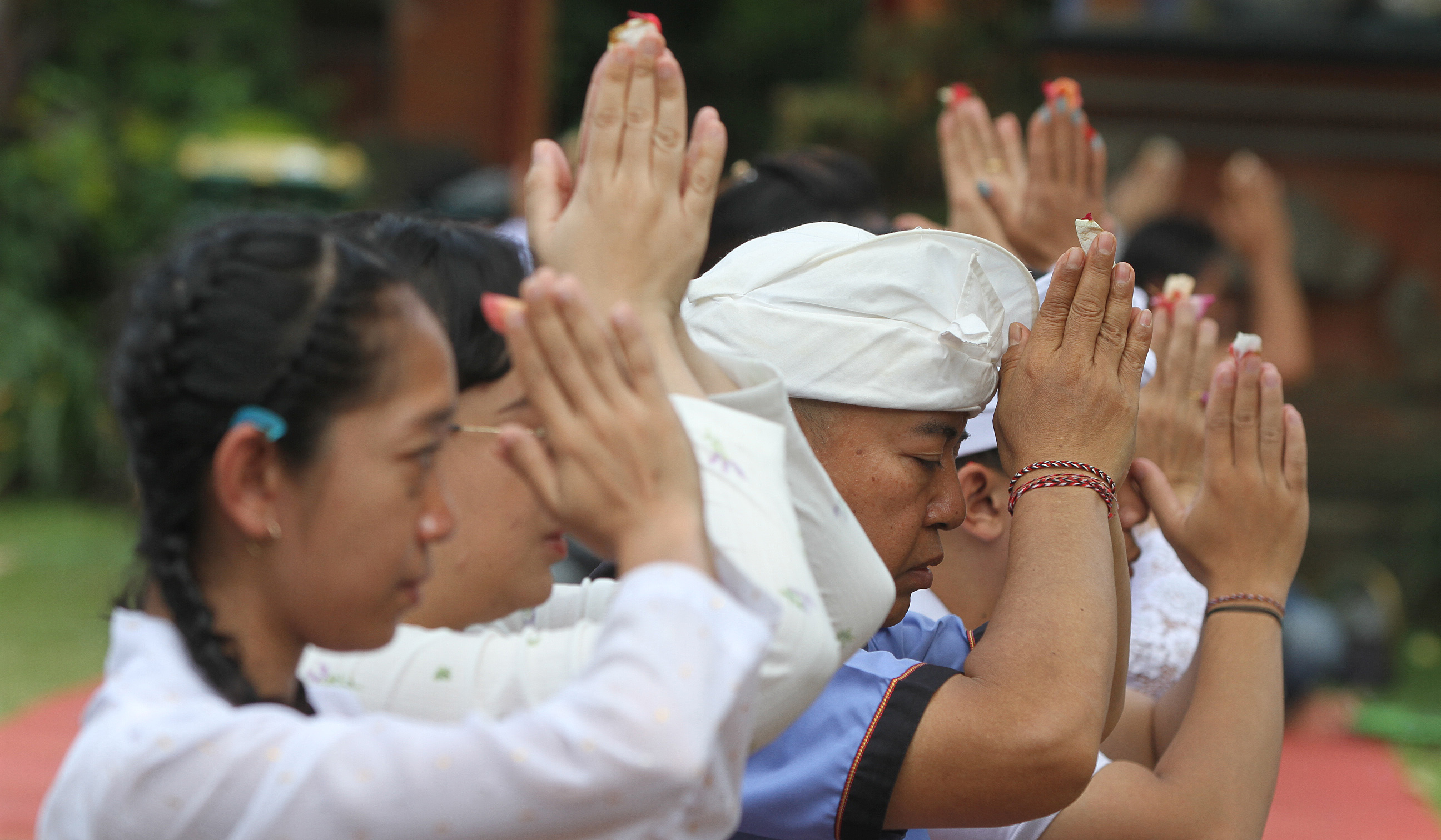 Hari raya Galungan di Pura Amerta Jati. (Agus Priatna/SinPo.id)