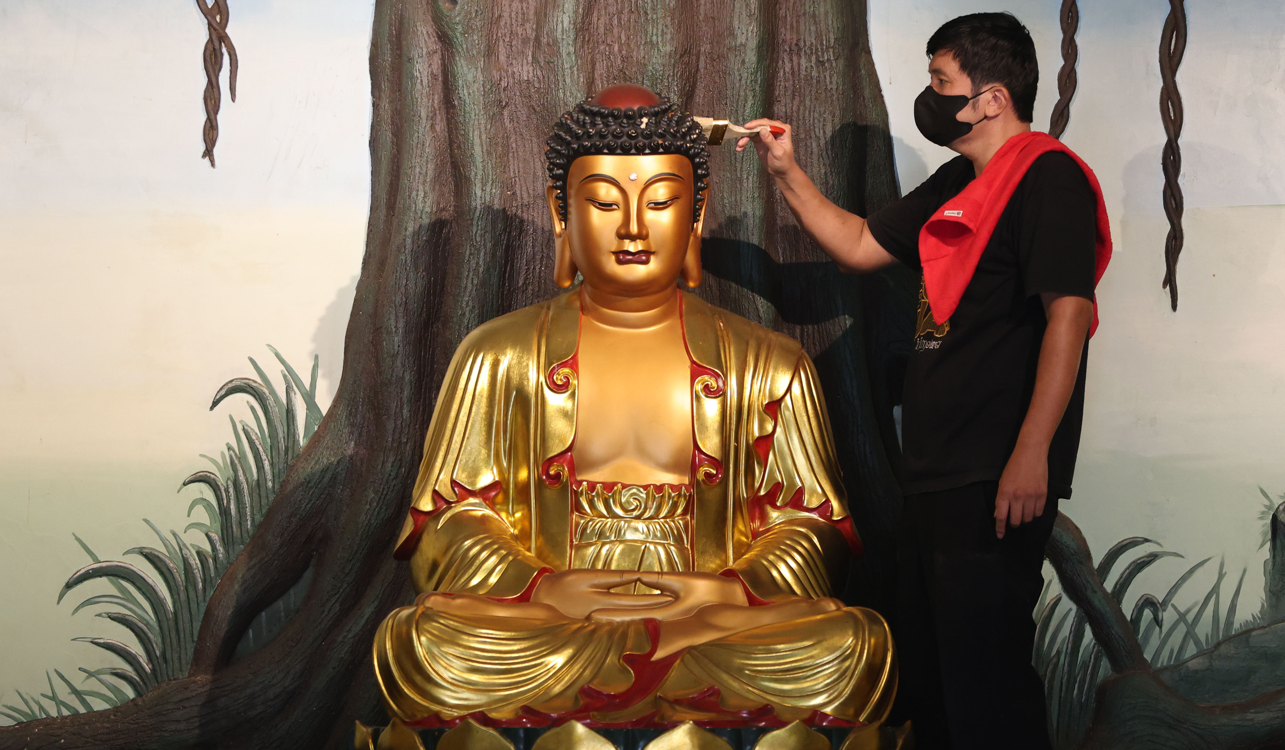 Persiapan imlek di Wihara Amurva Bhumi. (Agus Priatna/SinPo.id)