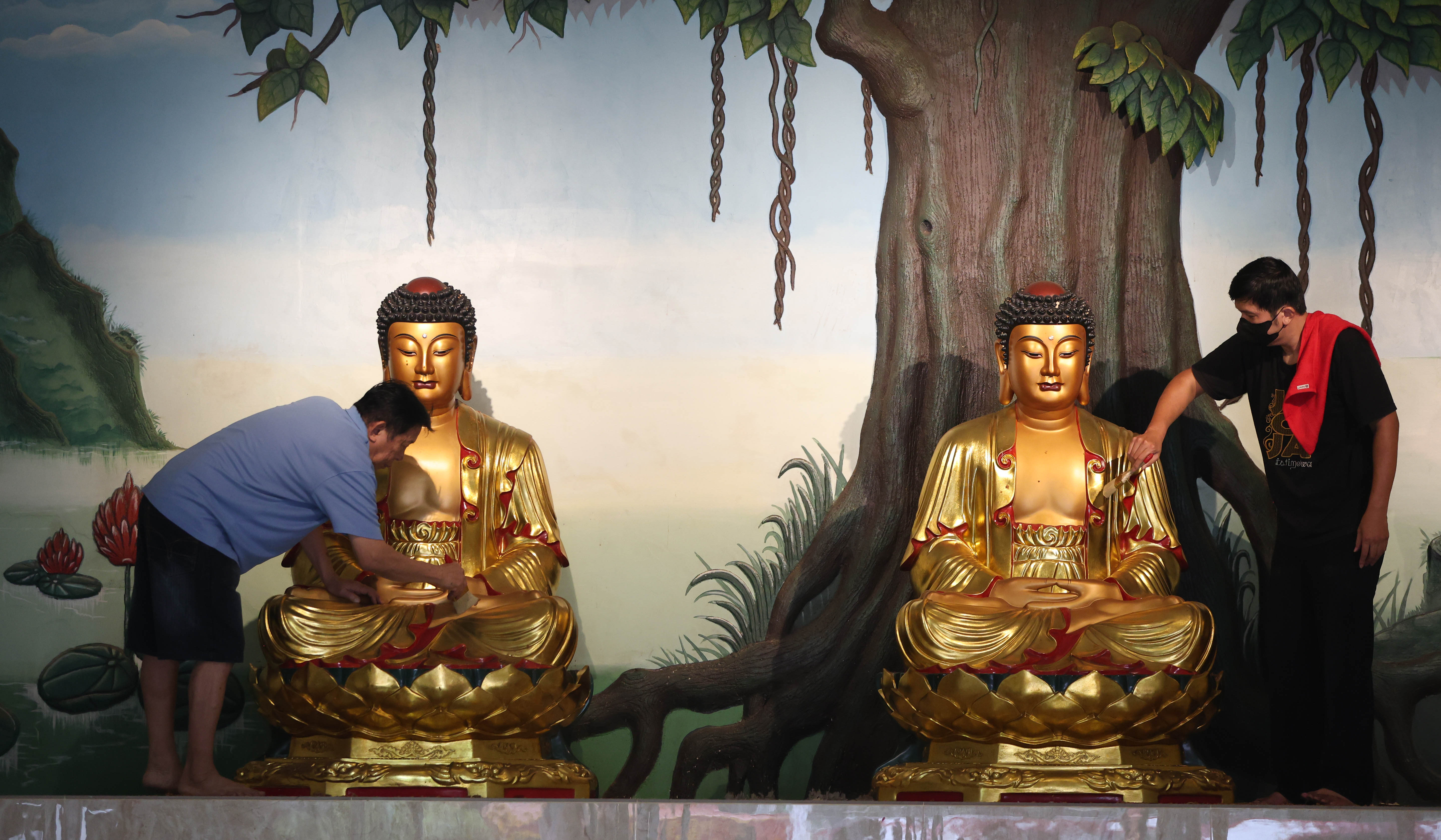 Persiapan imlek di Wihara Amurva Bhumi. (Agus Priatna/SinPo.id)