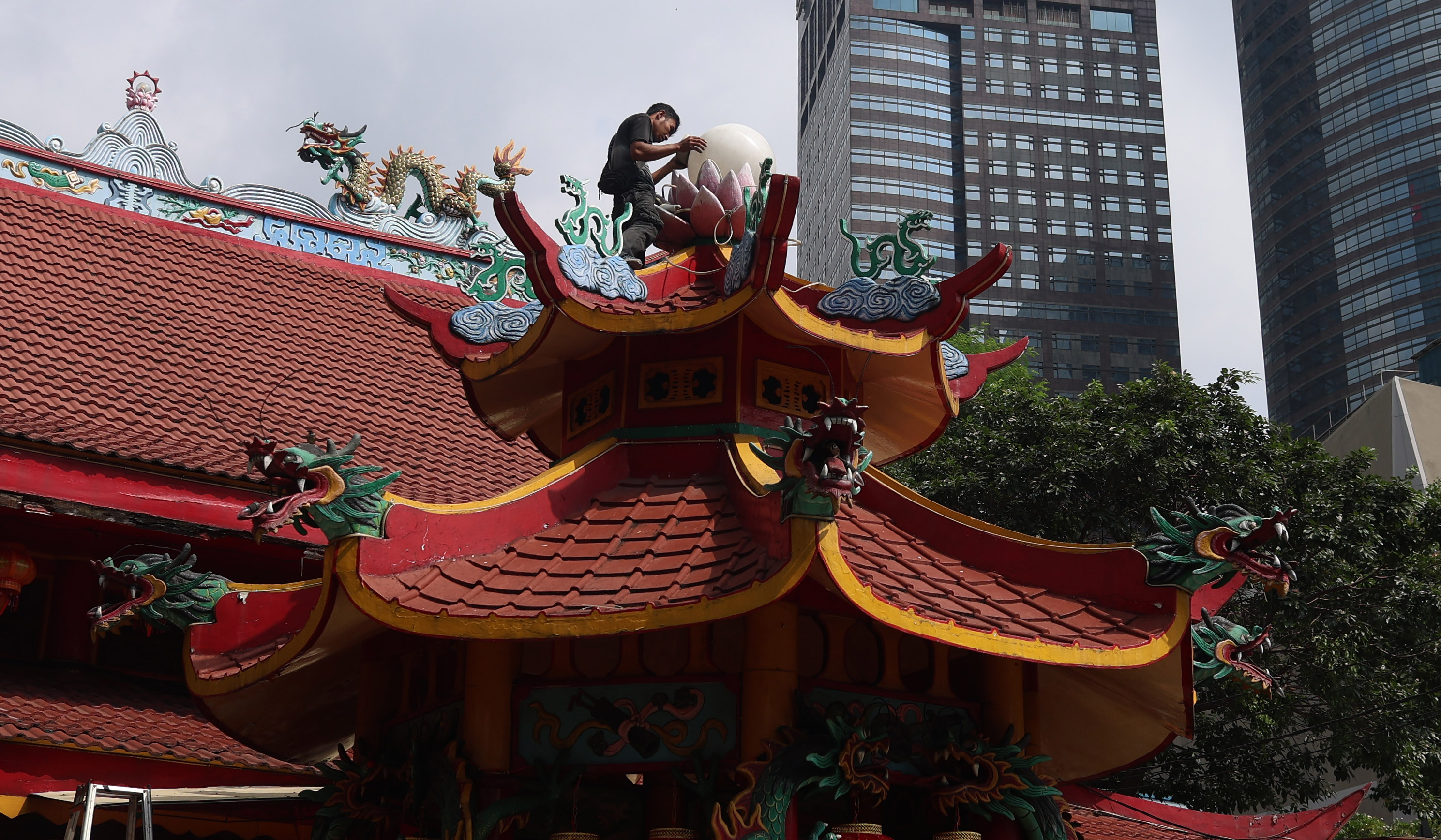 Persiapan imlek di Wihara Amurva Bhumi. (Agus Priatna/SinPo.id)