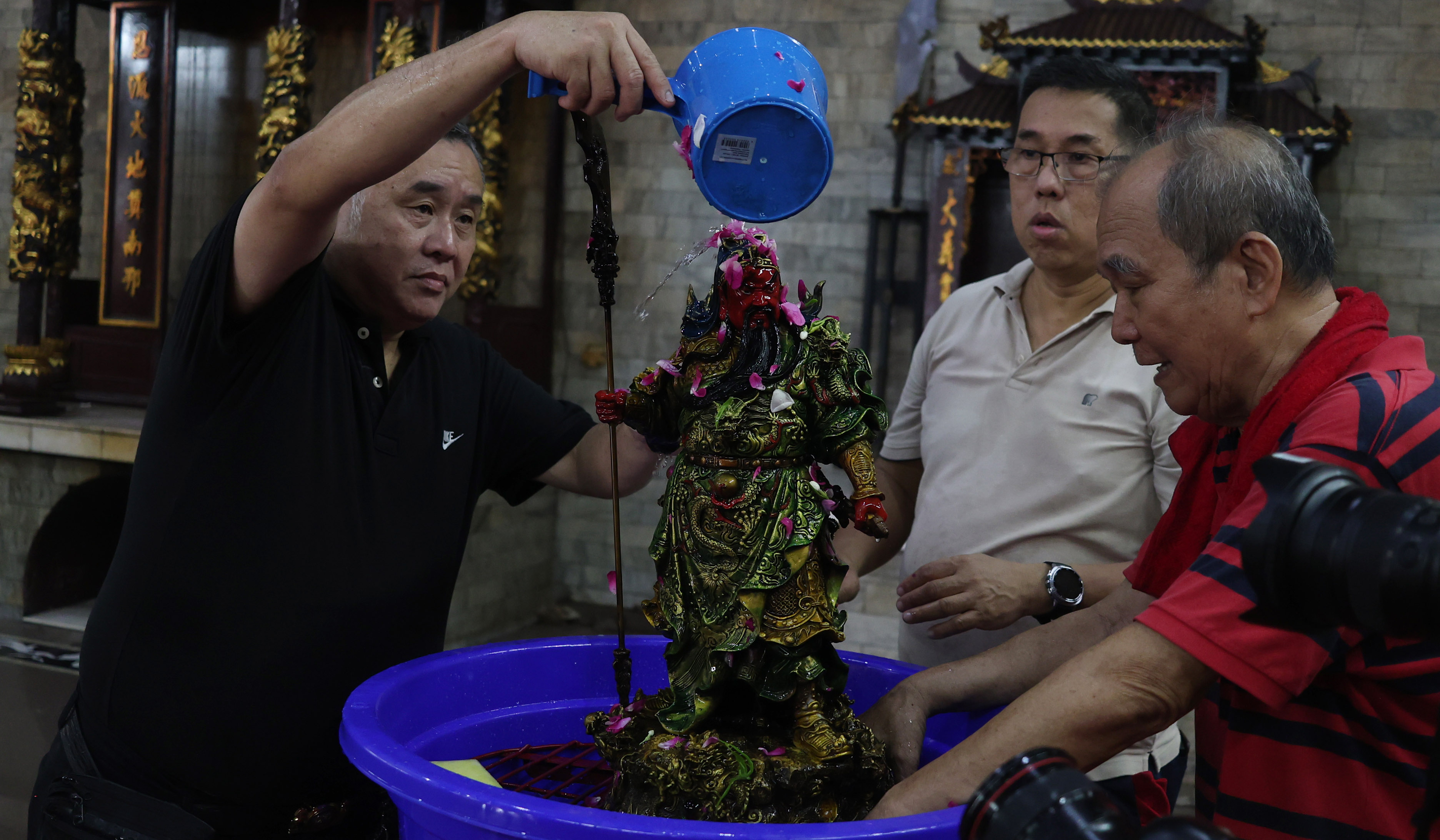 Persiapan imlek di Wihara Amurva Bhumi. (Agus Priatna/SinPo.id)