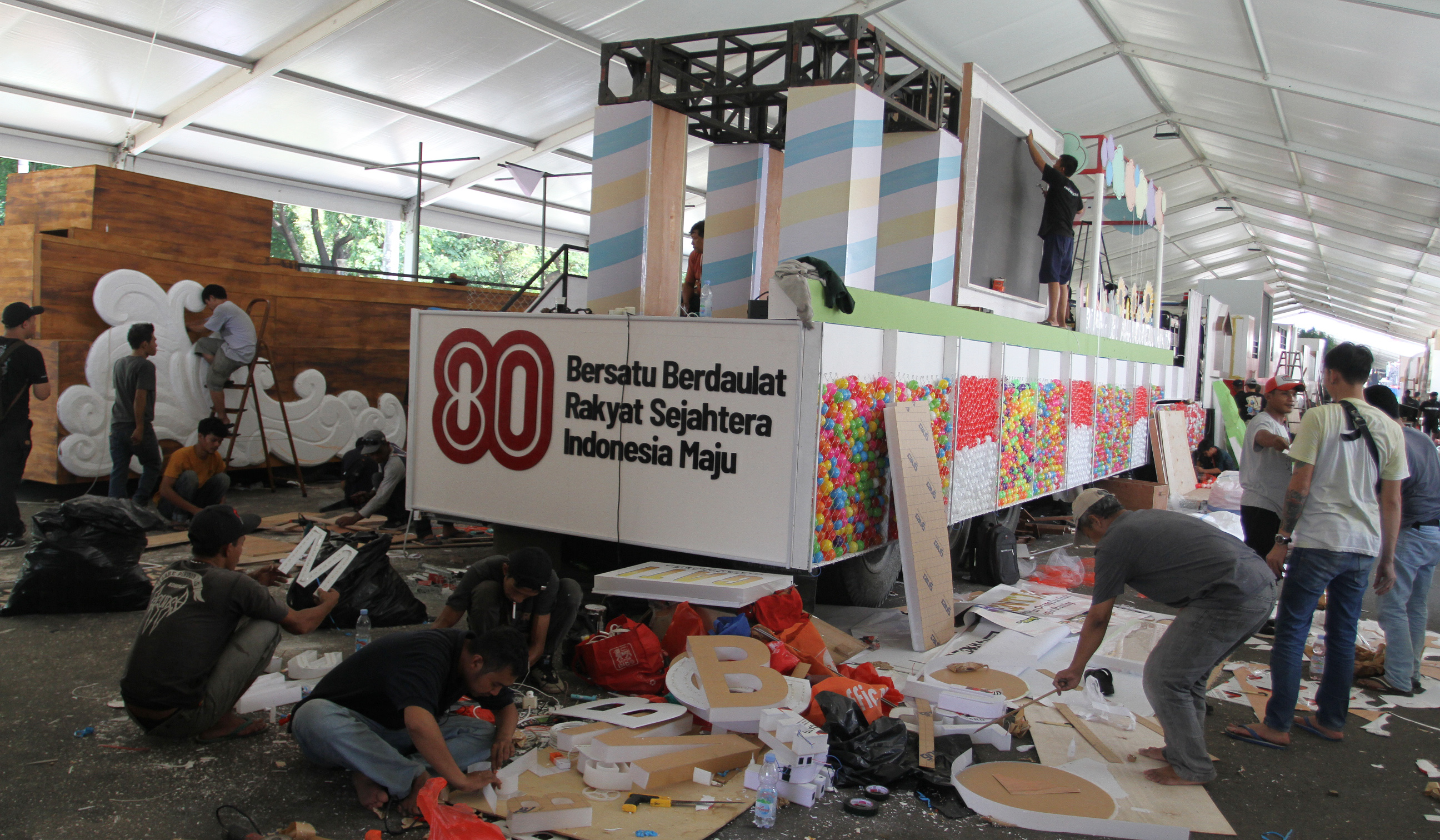 Persiapan Karnaval Kemerdekaan. (Agus Priatna/SinPo.id)