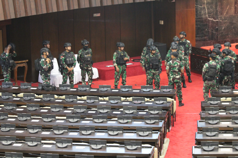 Sejumlah personil TNI melakukan pengecekan ruang Nusantara untuk digunakan pelantikan Presiden pada 20 oktober mendatang (Ashar/SinPo.id)