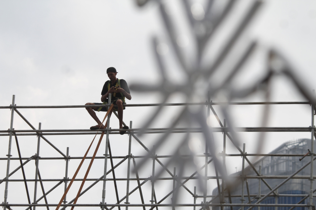 Para pekerja sedang menyelesaikan pembuatan panggung untuk penyambutan perayaan malam tahun baru (Ashar/SinPo.id)