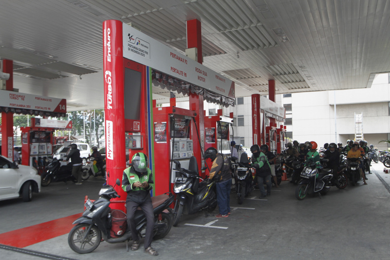 PT Pertamina mengumumkan penurunan harga BBM Non Subsidi Pertamax per tanggal 1 November khususnya di wilayah DKI Jakarta (Ashar/SinPo.id)