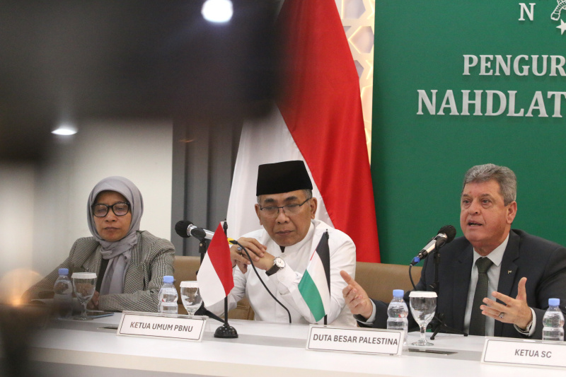 Ketua PBNU Yahya Cholil Staquf bertemu Duta Besar Palestina untuk Indonesia Zuhair Al-Shun (Ashar/SinPo.id)