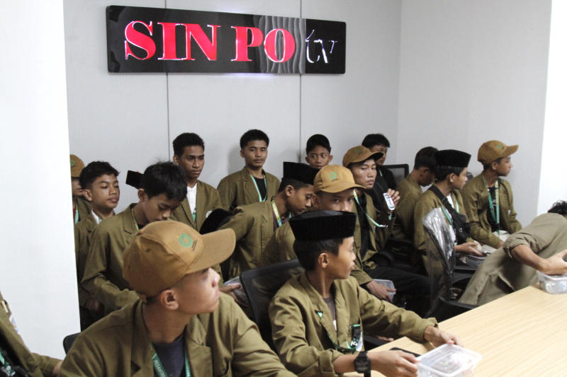 Pesantren Pondok Madinah Makassar melakukan media visit ke Kantor Redaksi Sinpo TV (Ashar/Sinpo.id)