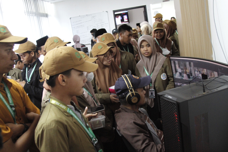 Pesantren Pondok Madinah Makassar melakukan media visit ke Kantor Redaksi Sinpo TV (Ashar/Sinpo.id)