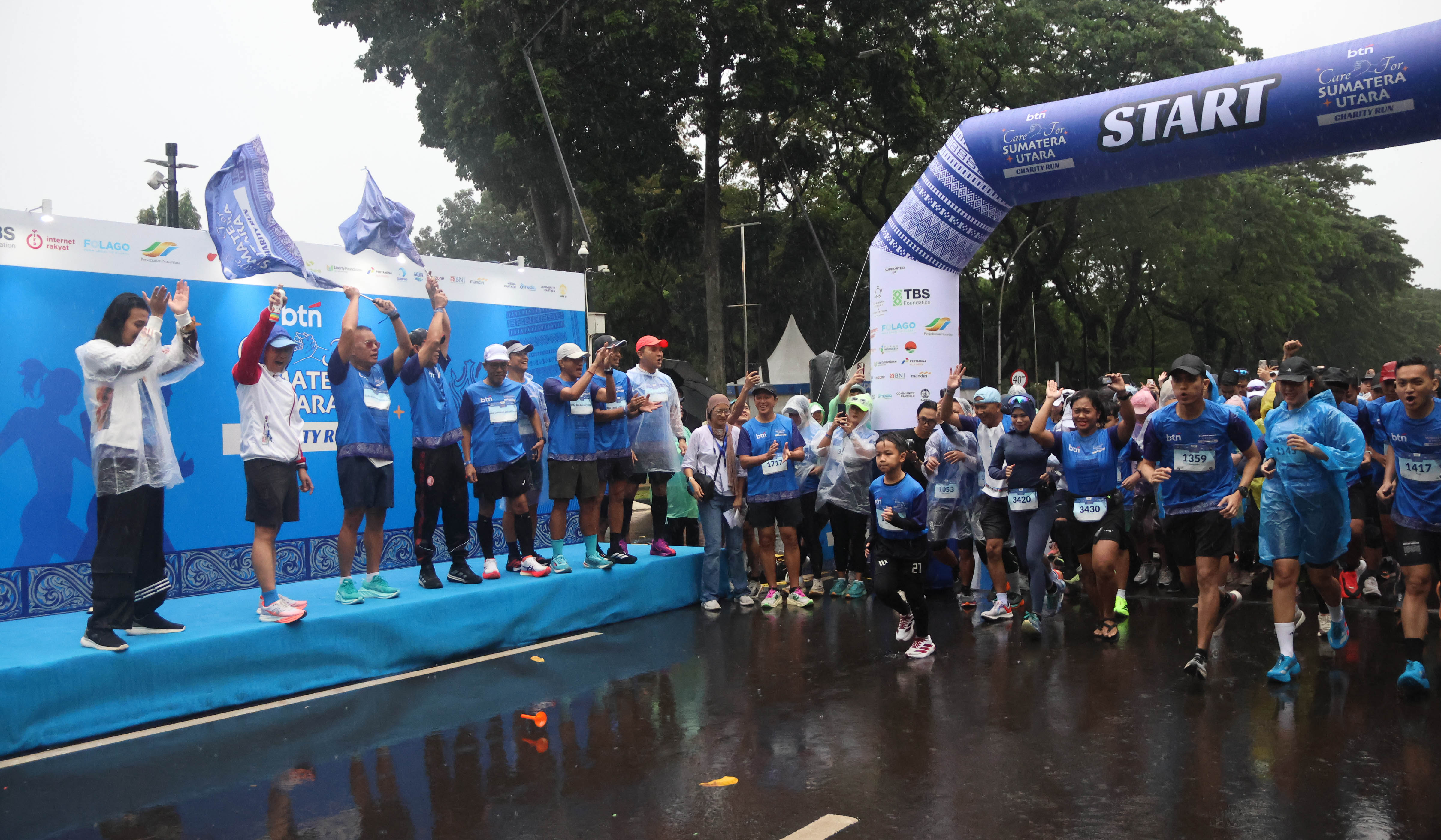 Peserta saat mengikuti Care for Sumut Charity Run. (Agus Priatna/SinPo.id)