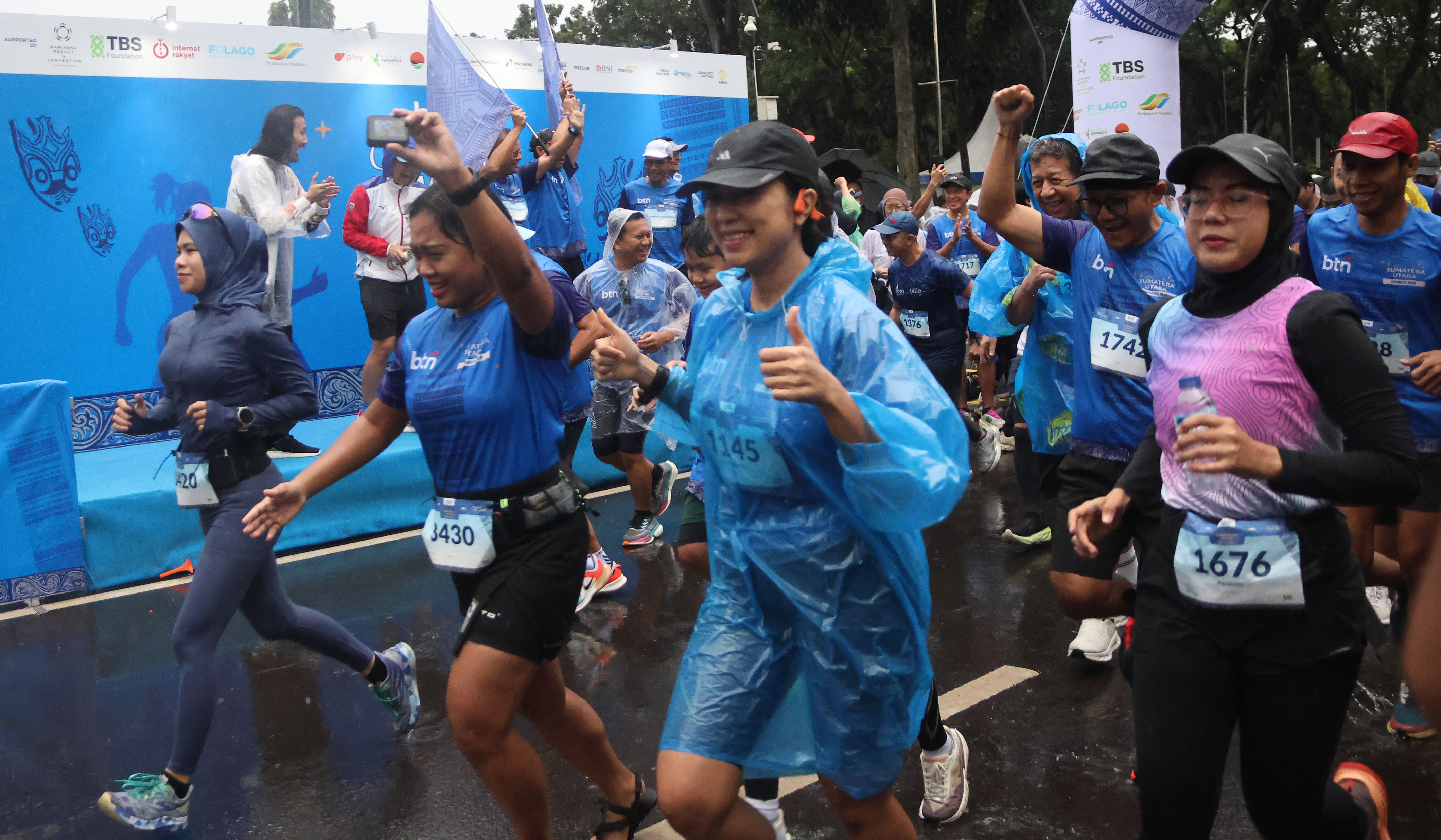Peserta saat mengikuti Care for Sumut Charity Run. (Agus Priatna/SinPo.id)
