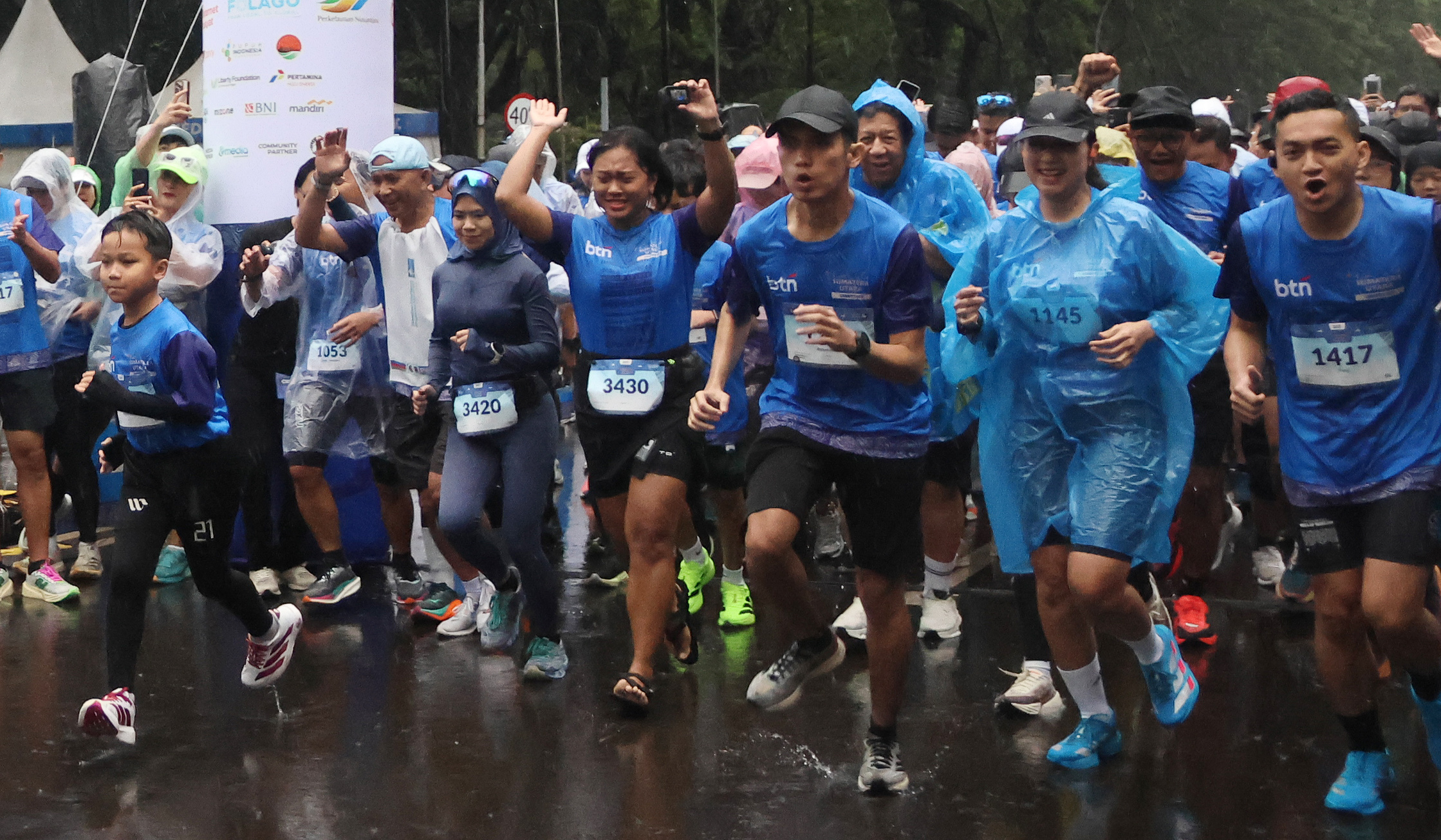 Peserta saat mengikuti Care for Sumut Charity Run. (Agus Priatna/SinPo.id)